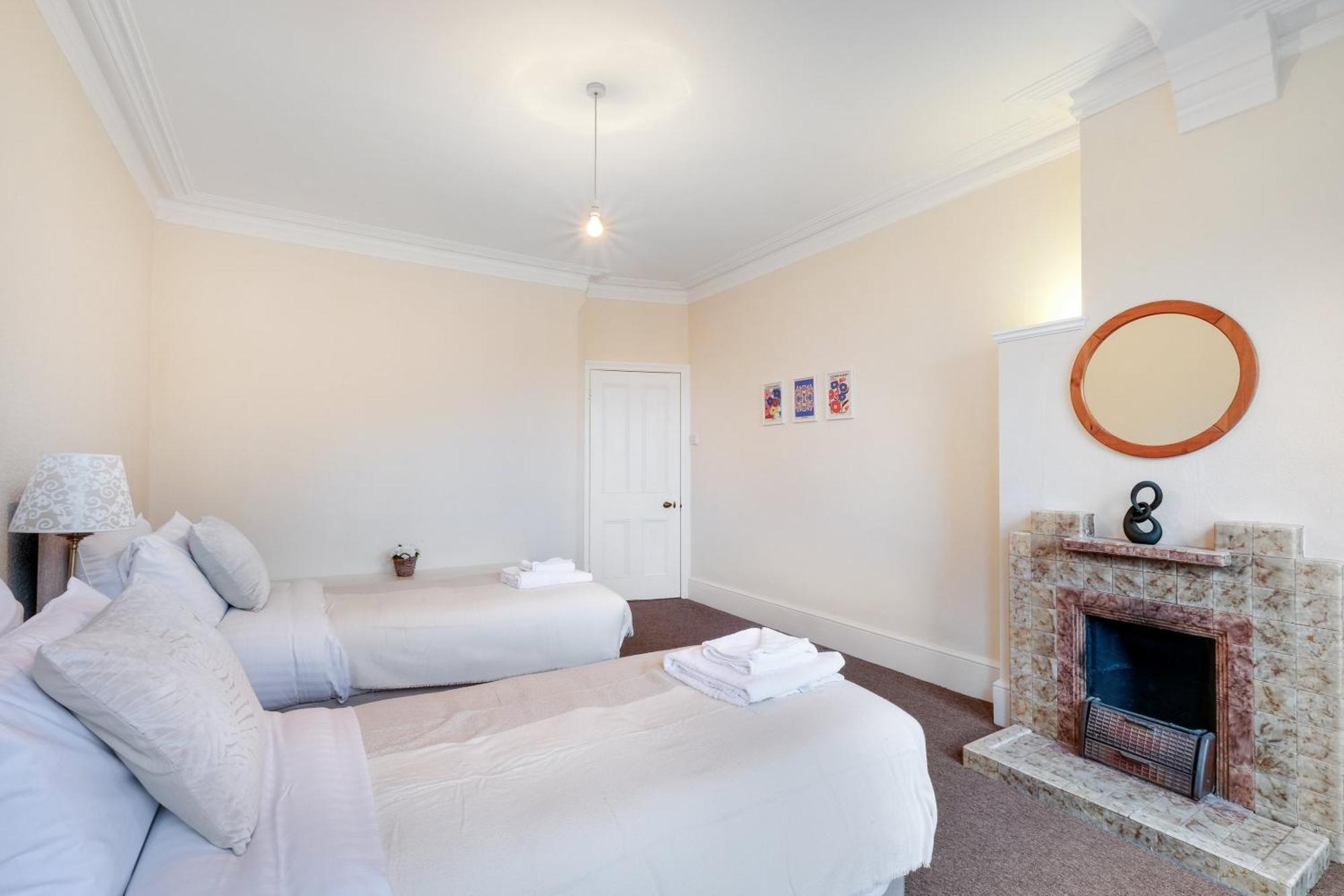 3 Bedroom And 1 Bathroom In Mountfield With Parking Appartamento Londra