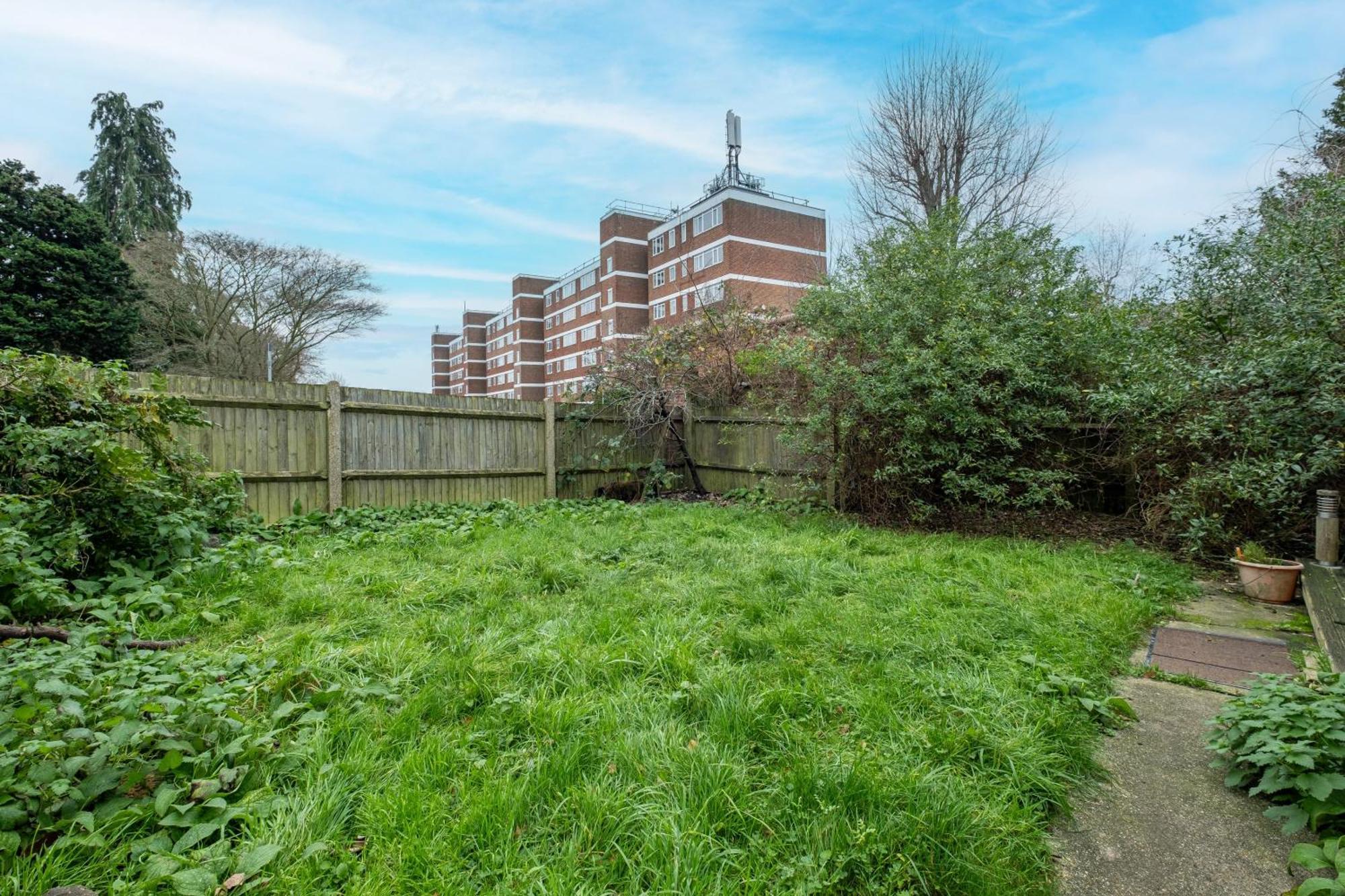 3 Bedroom And 1 Bathroom In Mountfield With Parking Appartamento *