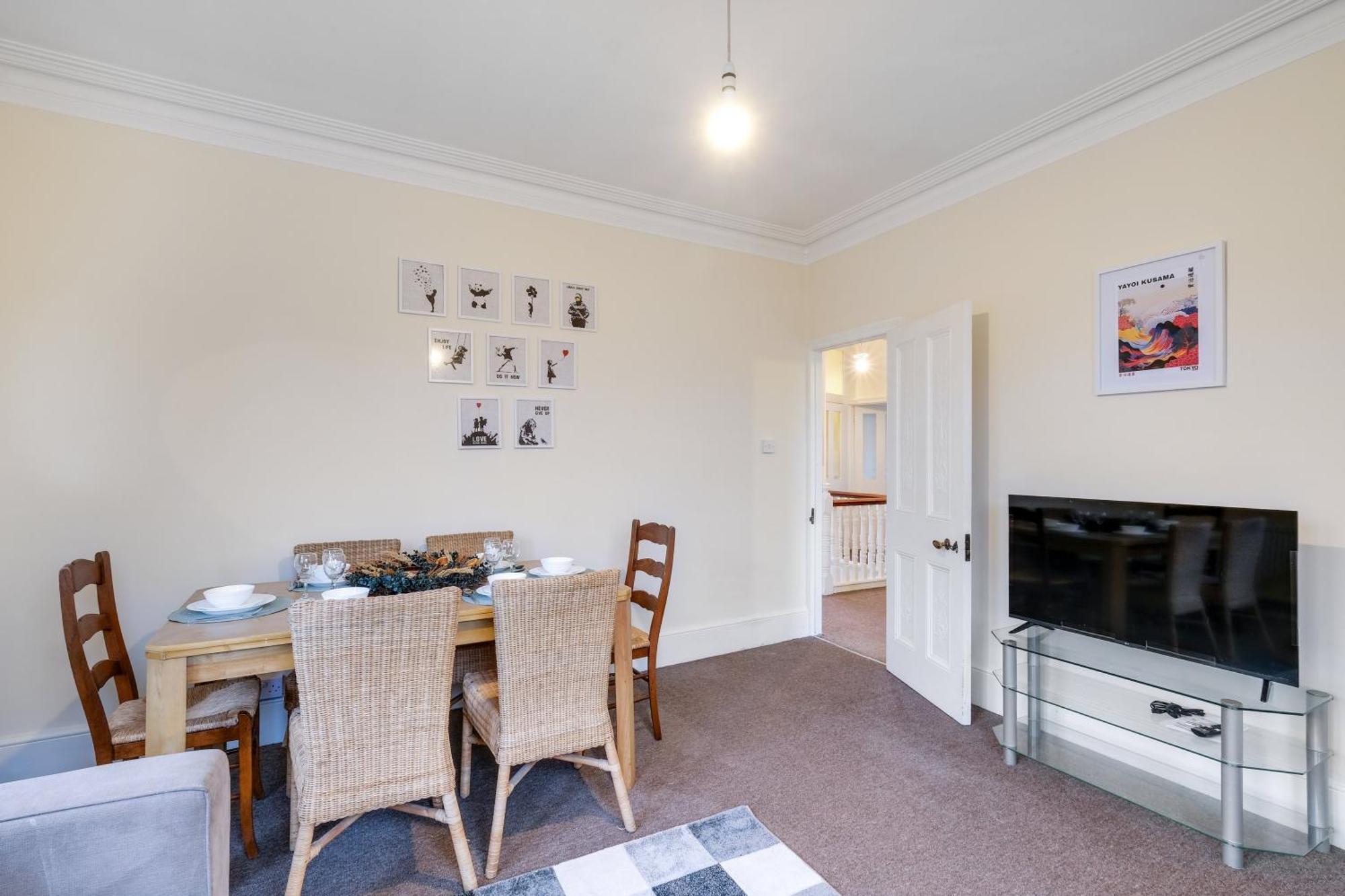 3 Bedroom And 1 Bathroom In Mountfield With Parking Appartamento Londra