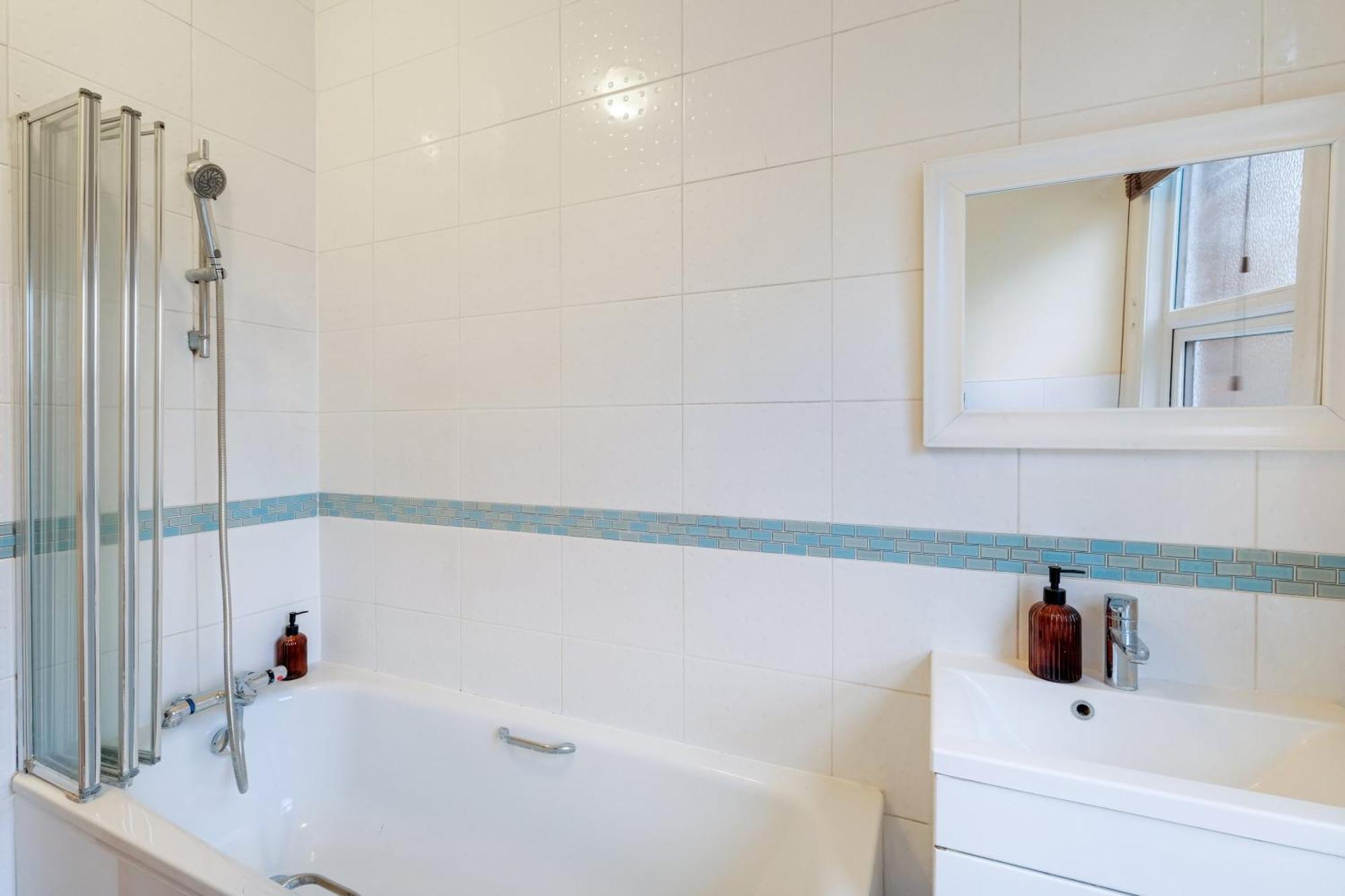 3 Bedroom And 1 Bathroom In Mountfield With Parking *