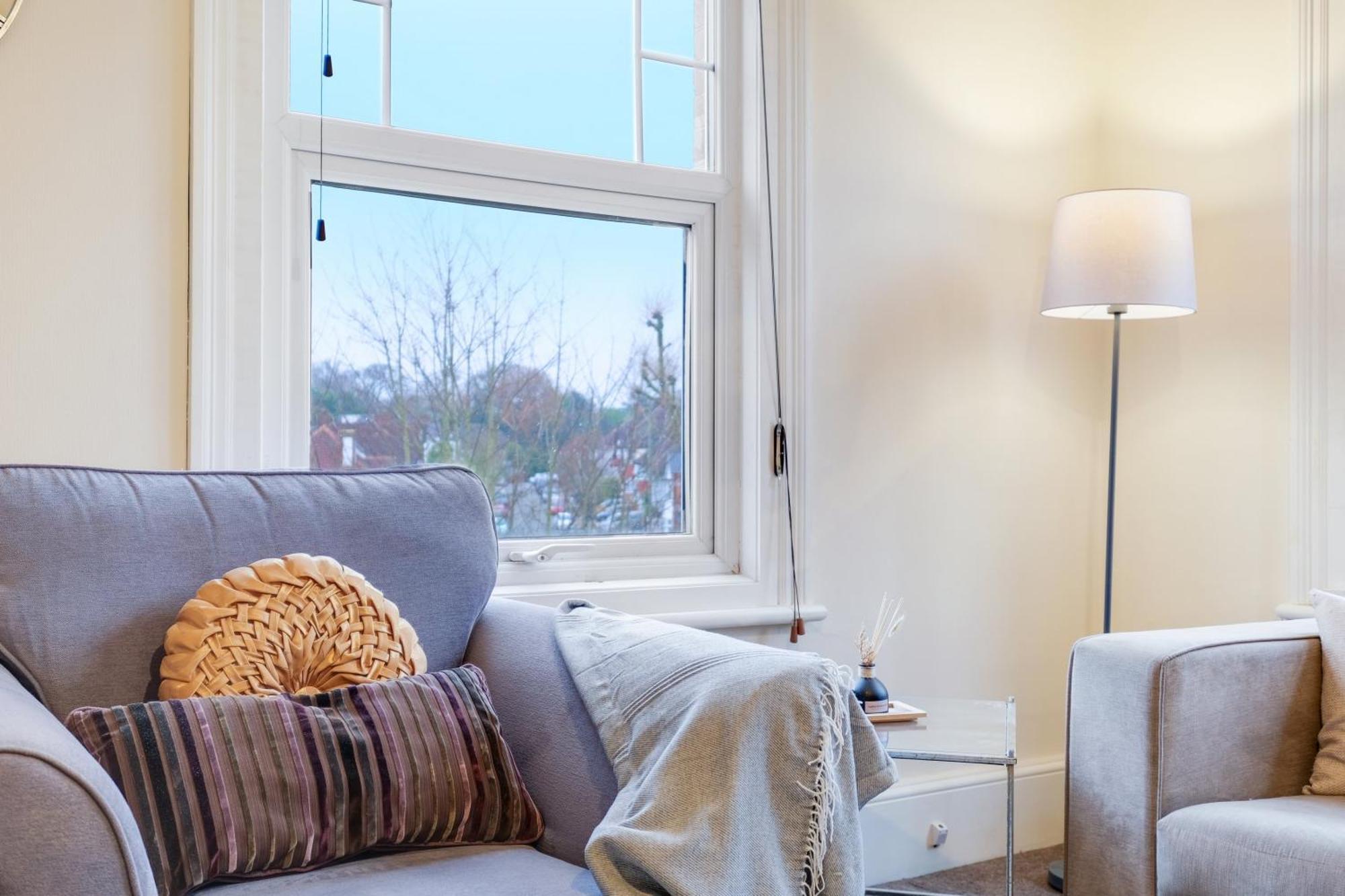 3 Bedroom And 1 Bathroom In Mountfield With Parking * Londra
