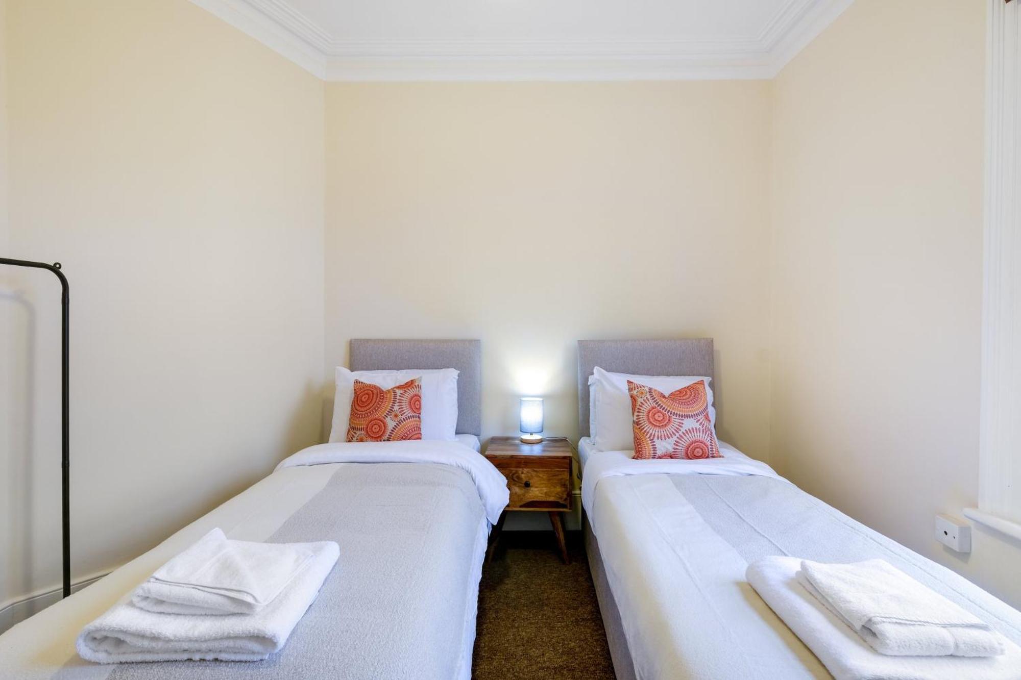 3 Bedroom And 1 Bathroom In Mountfield With Parking Appartamento