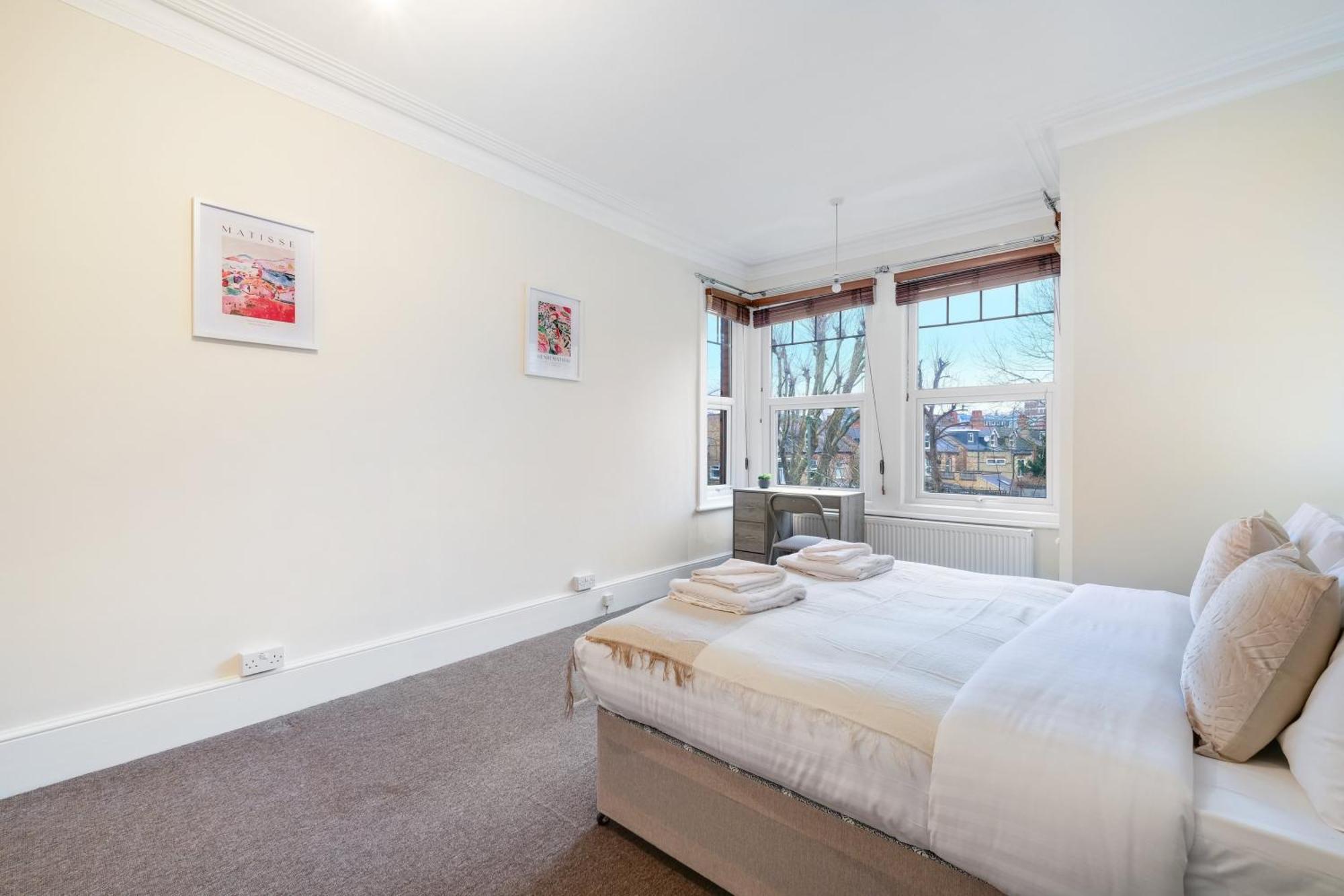 Appartamento 3 Bedroom And 1 Bathroom In Mountfield With Parking Londra