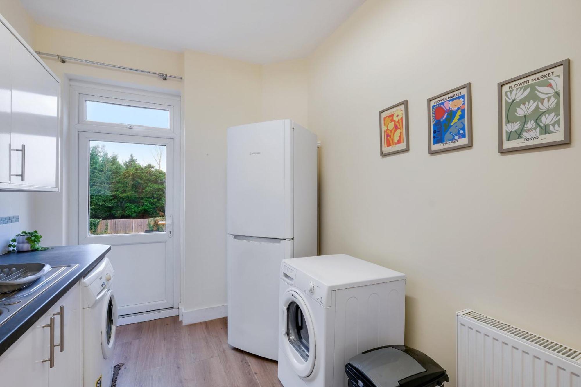 3 Bedroom And 1 Bathroom In Mountfield With Parking *