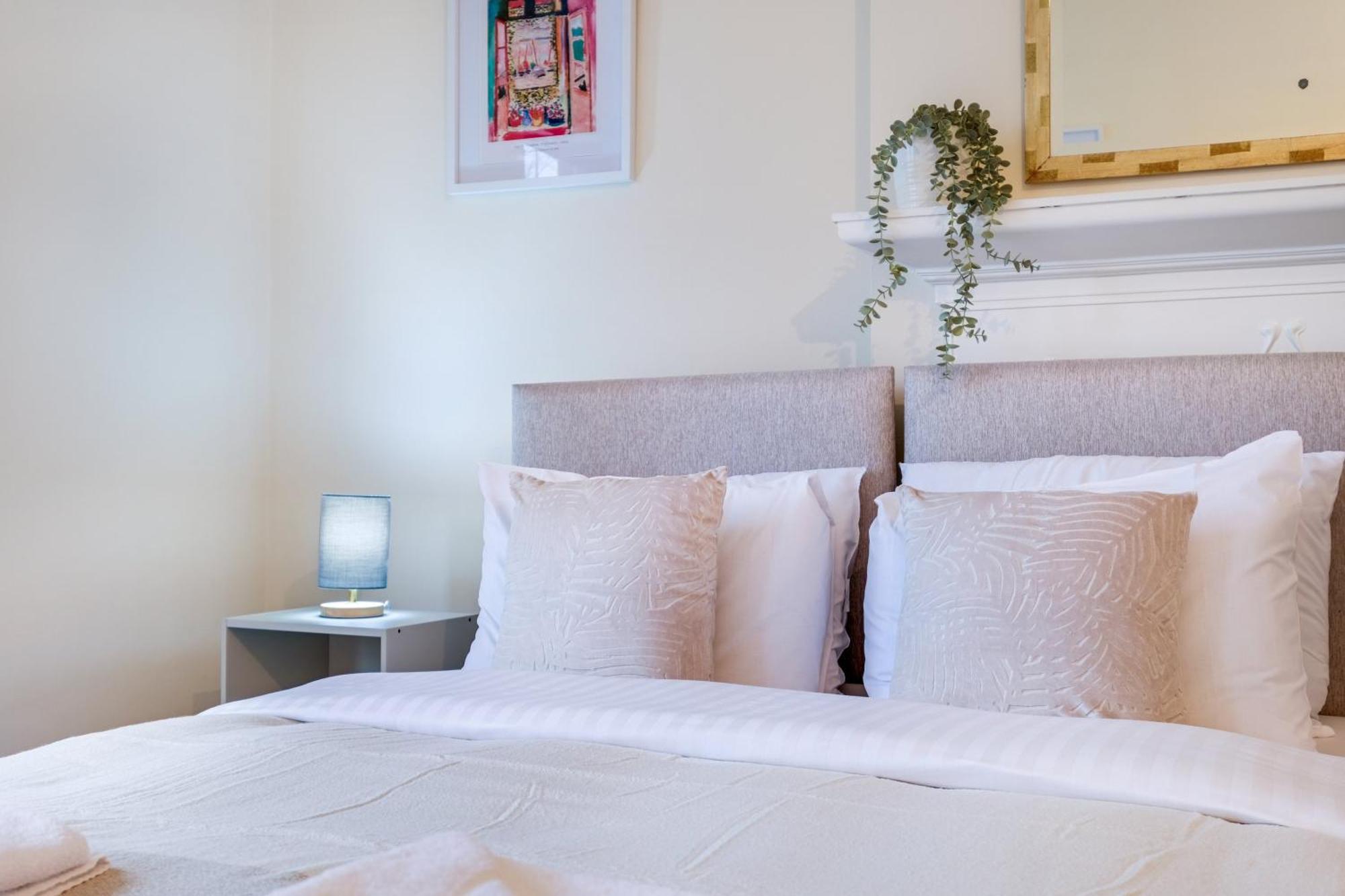 Appartamento 3 Bedroom And 1 Bathroom In Mountfield With Parking Londra