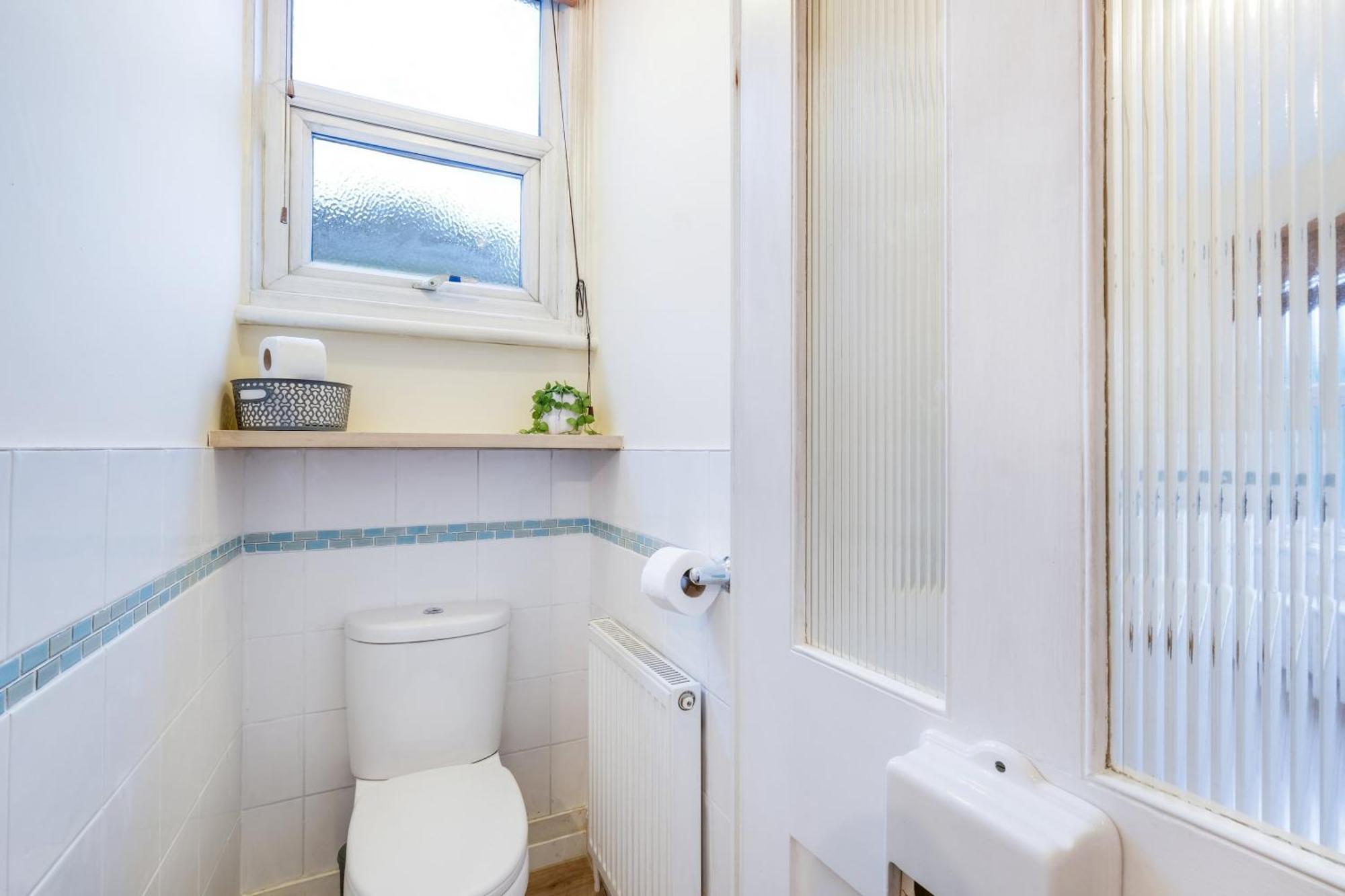 3 Bedroom And 1 Bathroom In Mountfield With Parking *