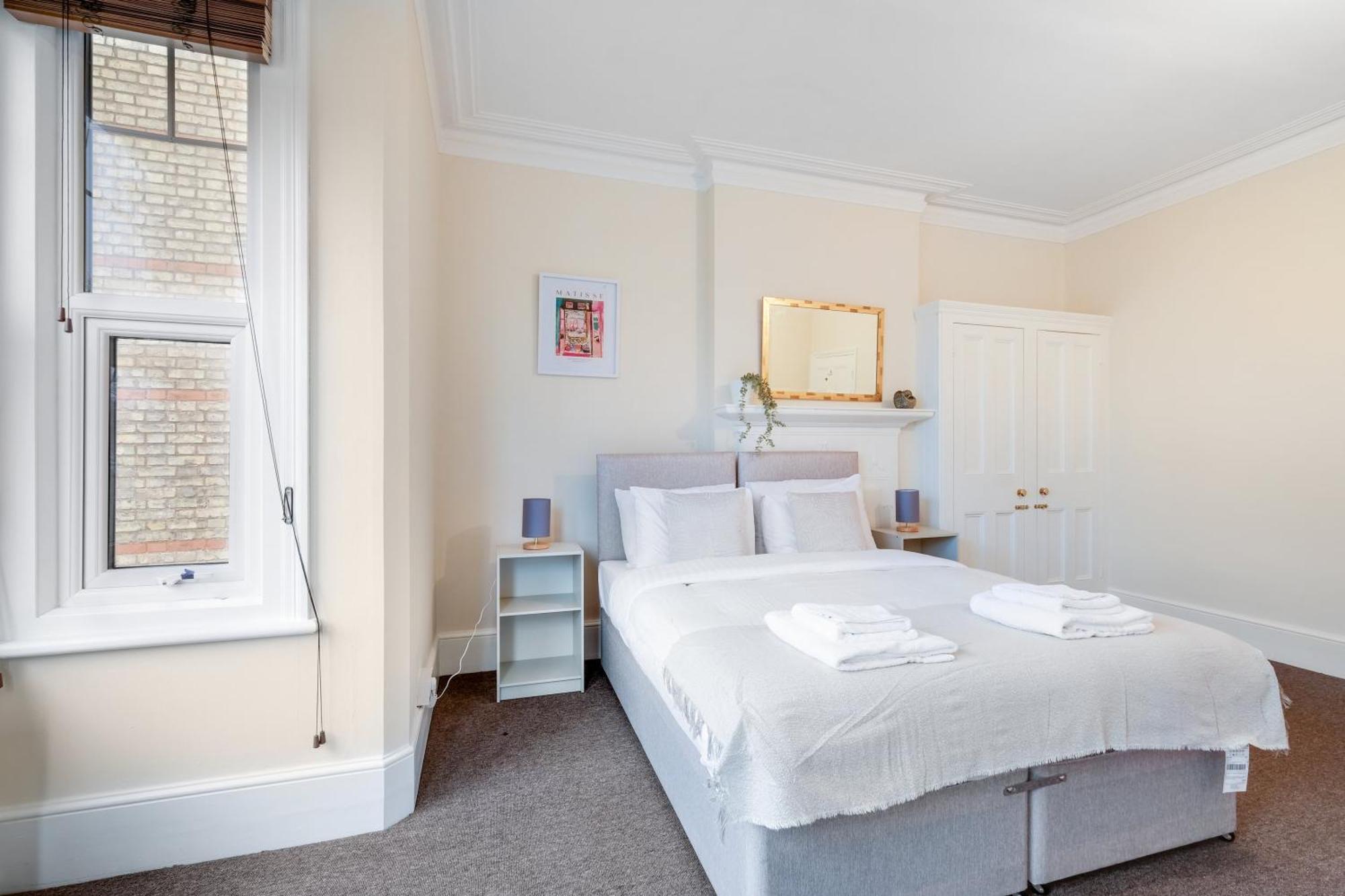 3 Bedroom And 1 Bathroom In Mountfield With Parking * Londra
