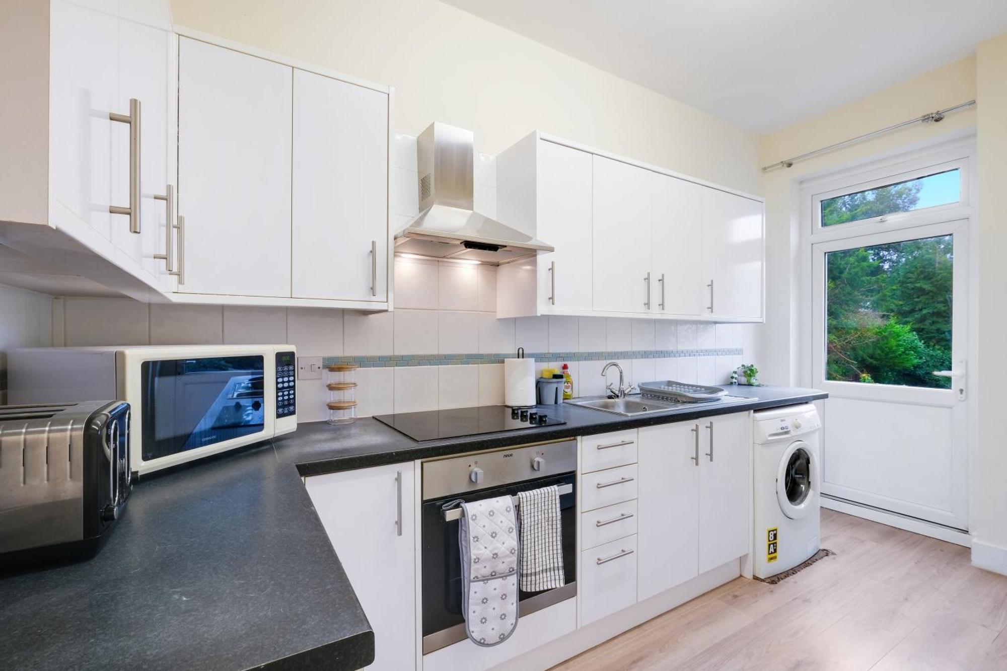 3 Bedroom And 1 Bathroom In Mountfield With Parking