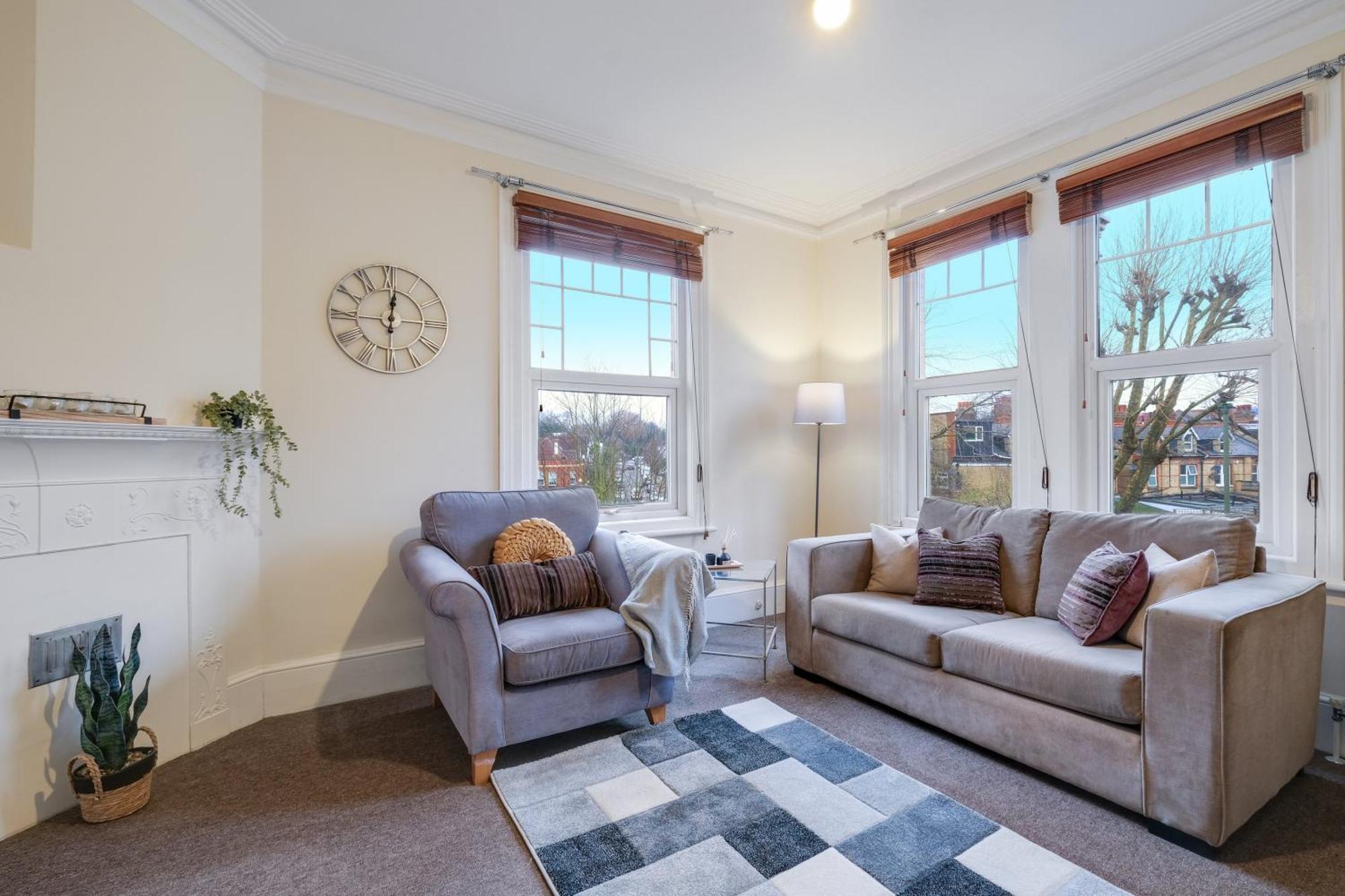 3 Bedroom And 1 Bathroom In Mountfield With Parking *