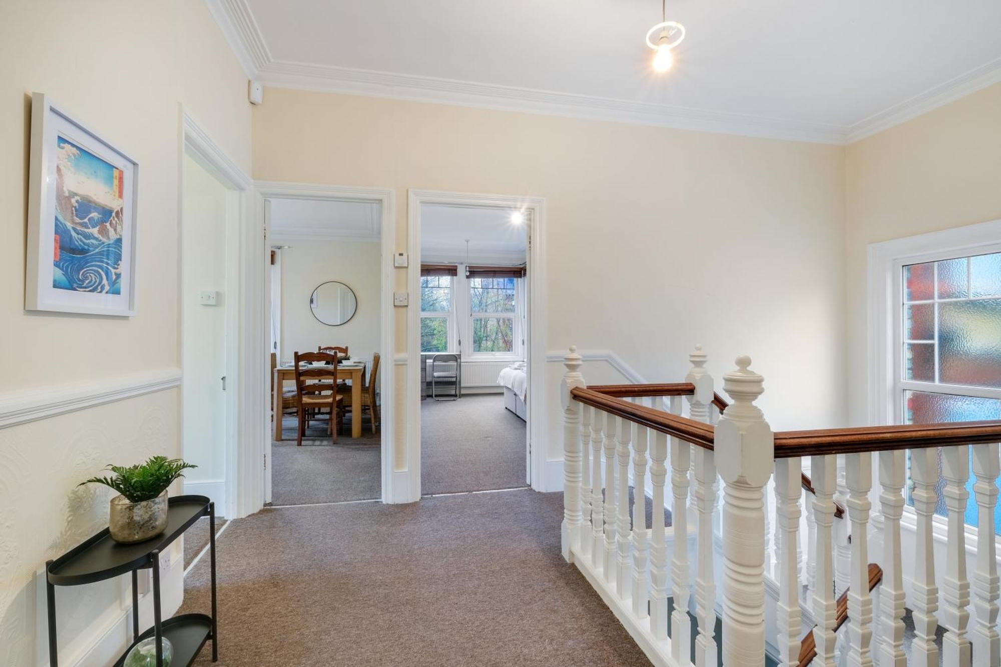 3 Bedroom And 1 Bathroom In Mountfield With Parking Londra
