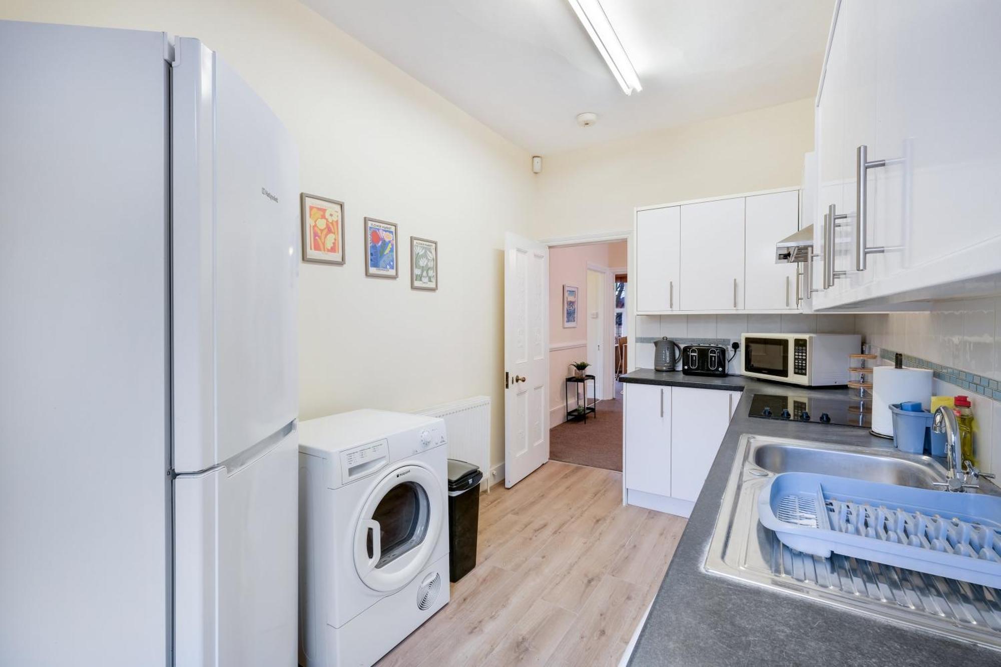 3 Bedroom And 1 Bathroom In Mountfield With Parking * Londra