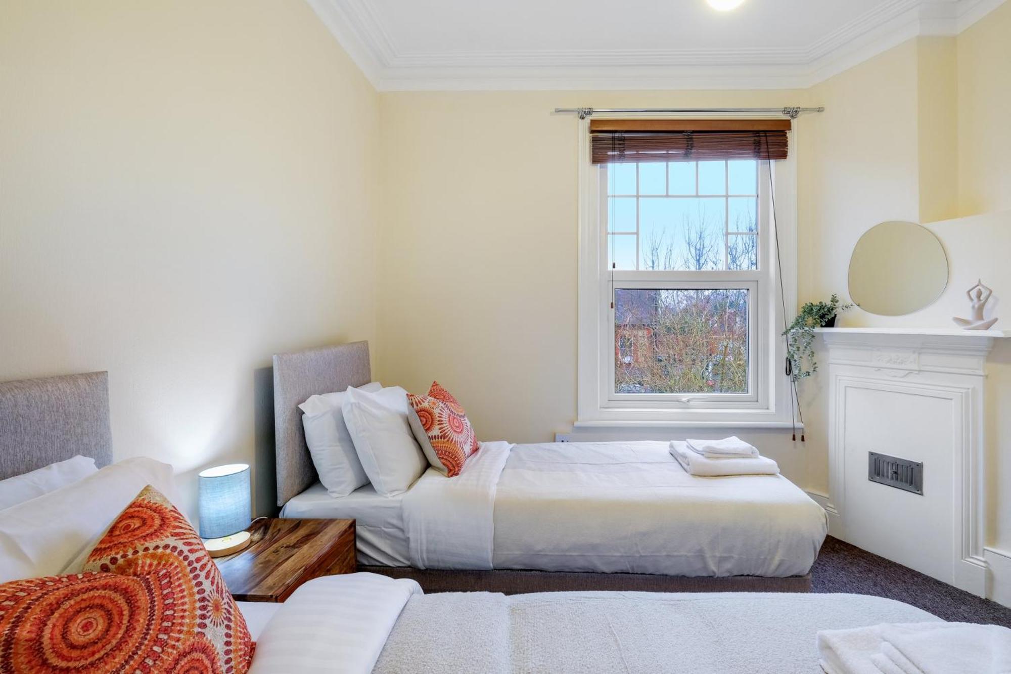 Appartamento 3 Bedroom And 1 Bathroom In Mountfield With Parking Londra