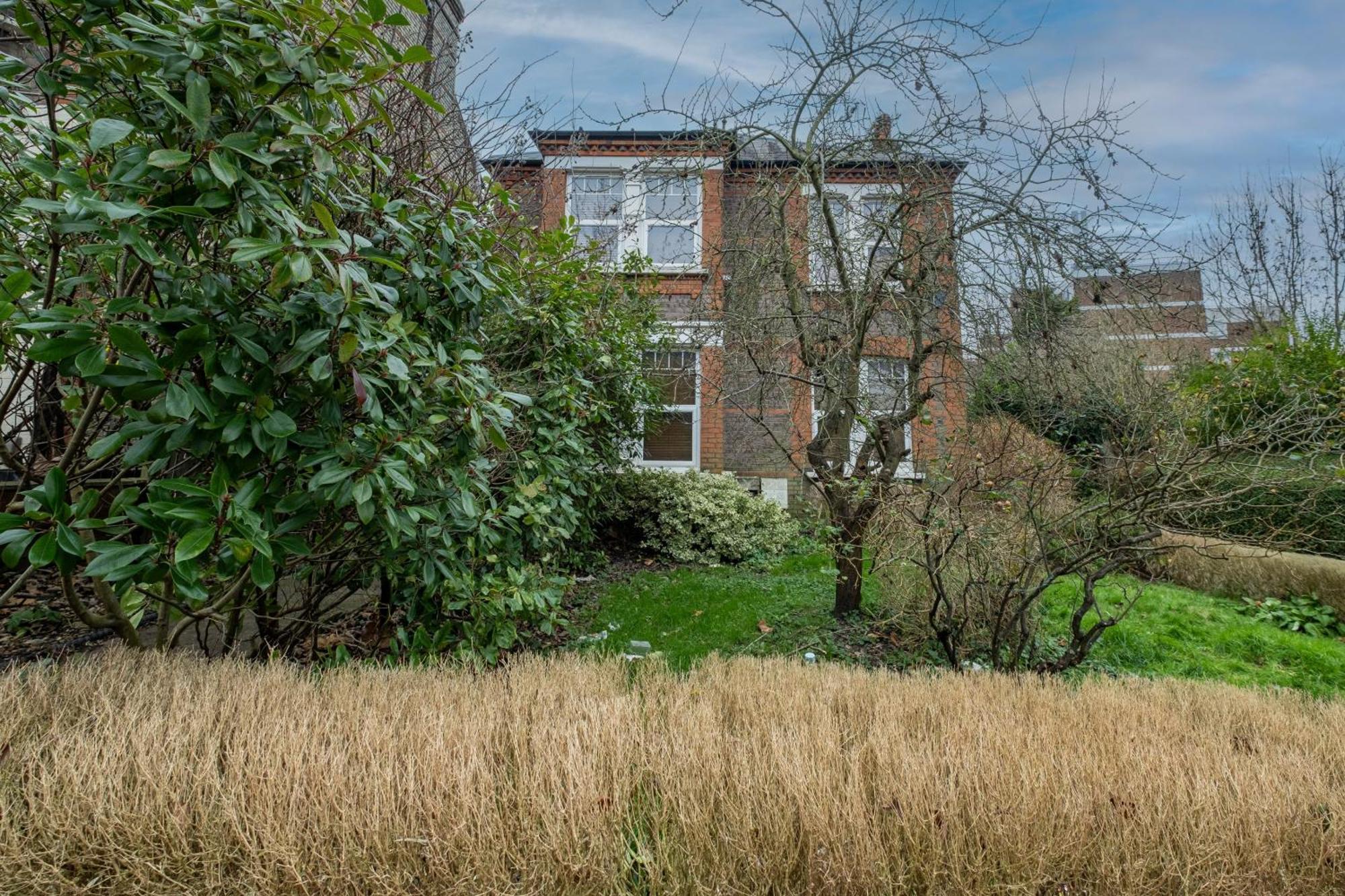 3 Bedroom And 1 Bathroom In Mountfield With Parking Londra