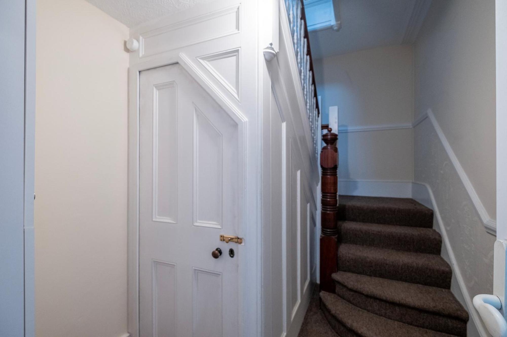 Appartamento 3 Bedroom And 1 Bathroom In Mountfield With Parking Londra