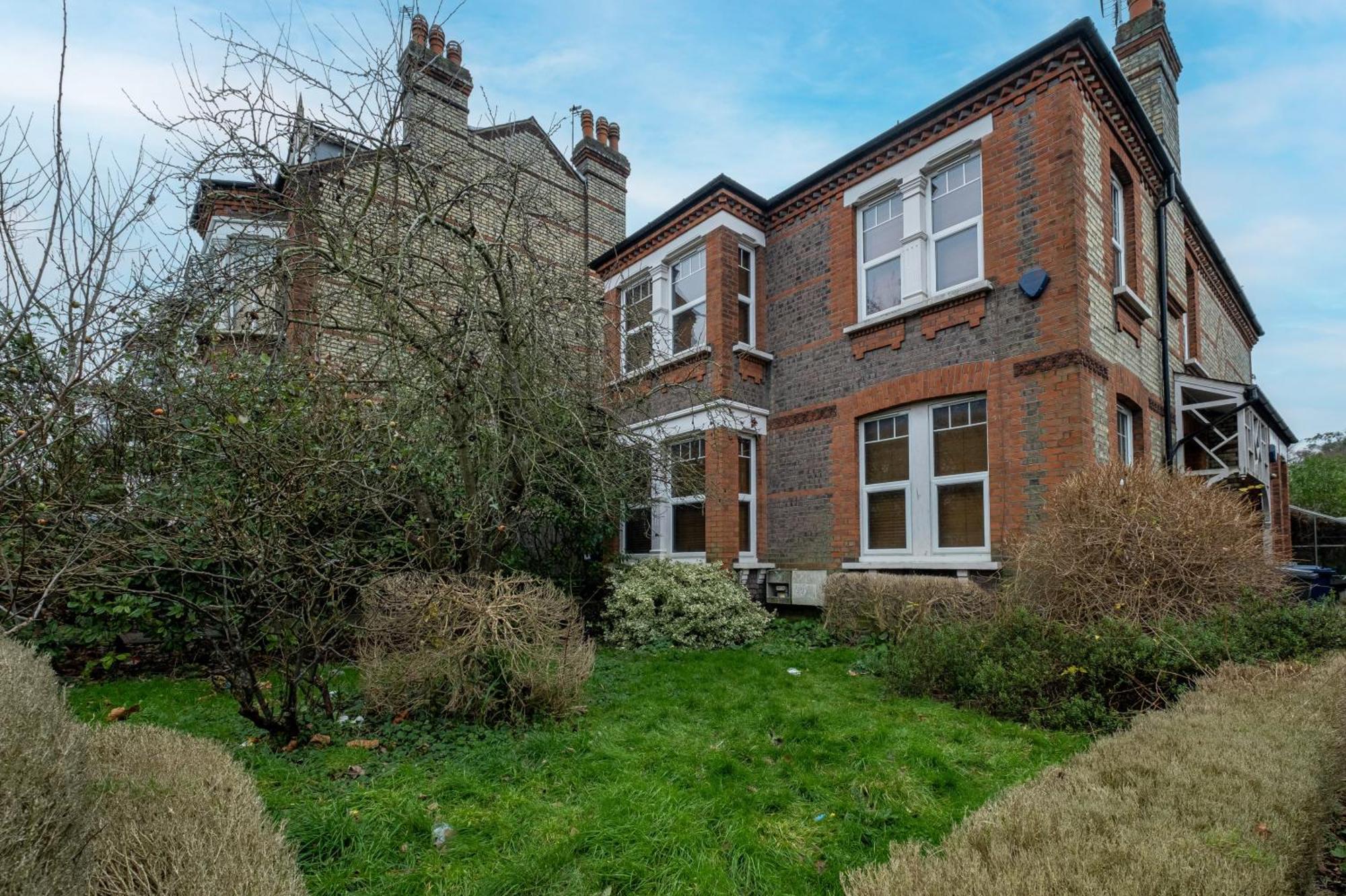 3 Bedroom And 1 Bathroom In Mountfield With Parking Appartamento *
